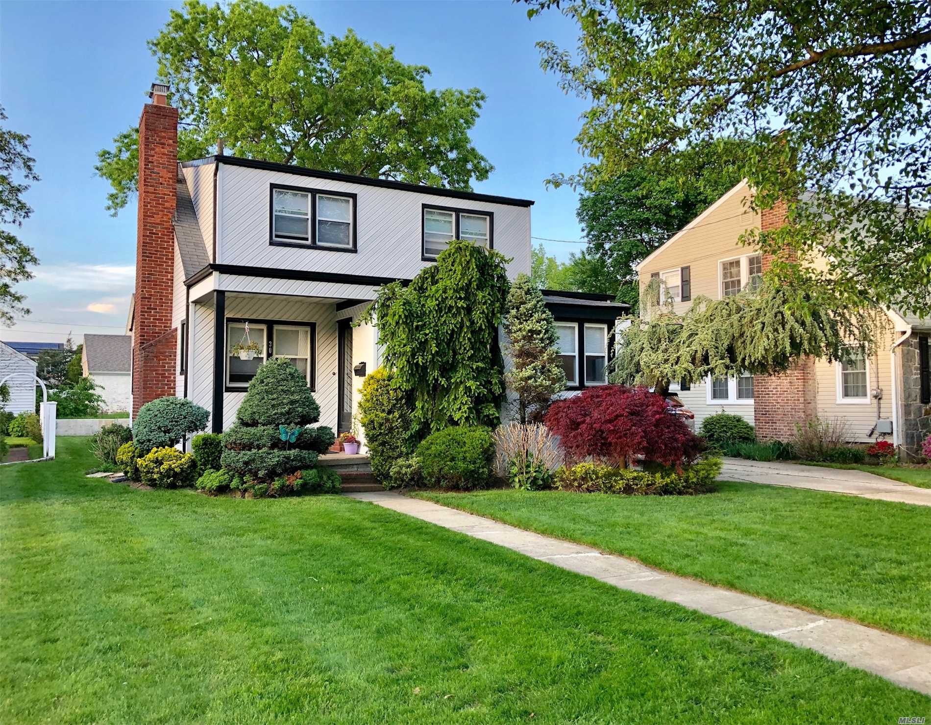 30 Scarcliffe Dr. Malverne NY 11565
